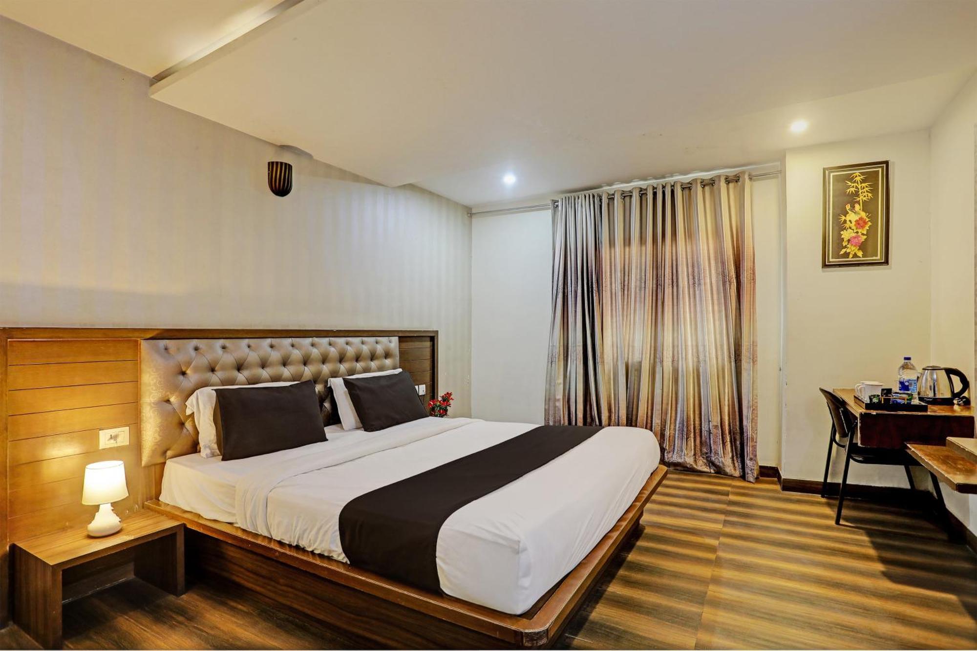 Capital O Surabhi Elite Near Miraj Cinemas - Shalini Shivani Sururnagar Exterior photo
